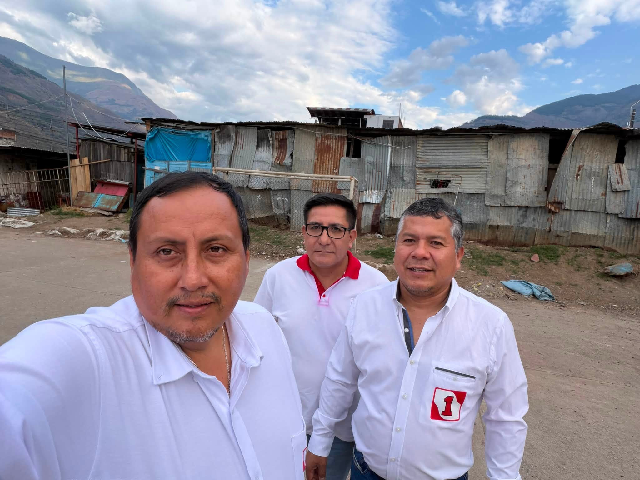 Alexis Pro junto a vecinos durante una actividad en Quillabamba
